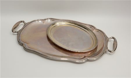 Lotto composto da un vassoio biansato ed uno ovale in argento (g 1900 ca.)...