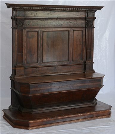 Antica panca da ingresso in noce intarsiata "alla certosina". Schienale...