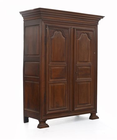 Antico armadio a due ante in noce pannelate e riquadrate (cm 175x222x72)...