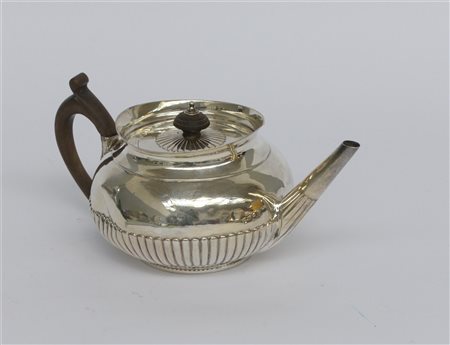 Teiera in argento a corpo costolato, manico e presa del coperchio in legno,...