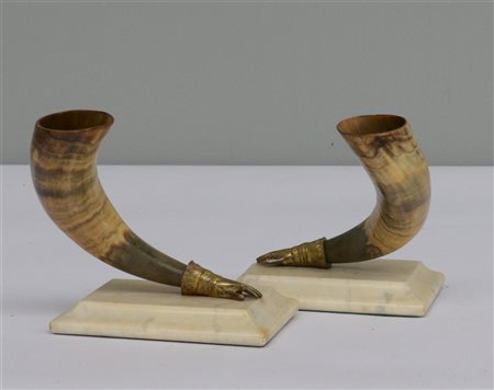 Coppia di corna montate in bronzo cesellato a forma di guanto su basi...