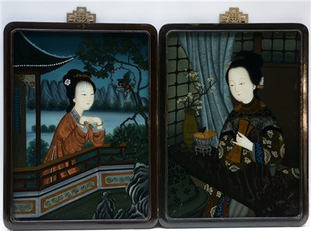 Due verrepaint raffiguranti eleganti dame in scene galanti, in cornice (cm...