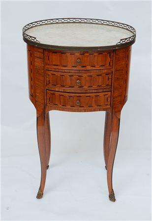 Tavolino da centro di forma ovale con tre cassetti con fronte e fianchi...