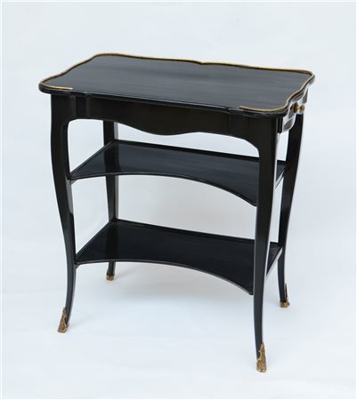 Tavolo da salotto in legno ebanizzato con piano mosso decorato da...