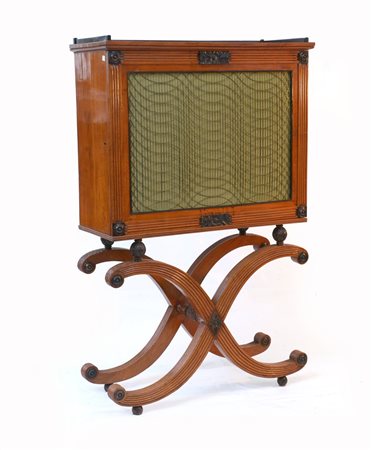 Stipo in mogano con parte superiore ad un'anta decorata da fregi e profili...