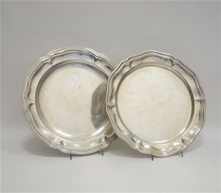Lotto composto da due piatti in argento con bordo sagomato. Titolo 800 (g...