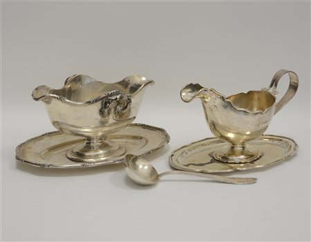 Lotto composto da due salsiere di forma diversa con un cucchiaio in argento....