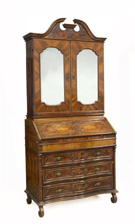 Trumeau lastronato in noce, parte inferiore a tre cassetti, anta ribaltabile...