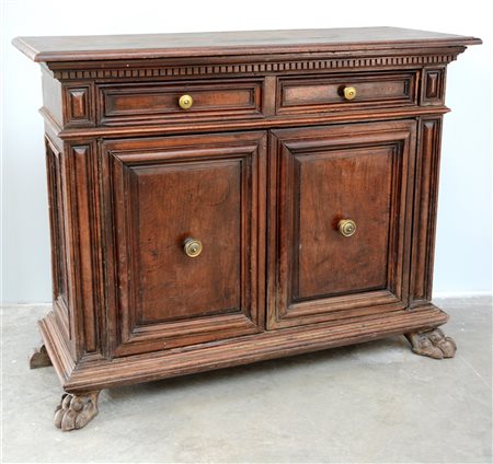 Credenza emiliana in noce con fronte a due ante e montanti pannellati, due...