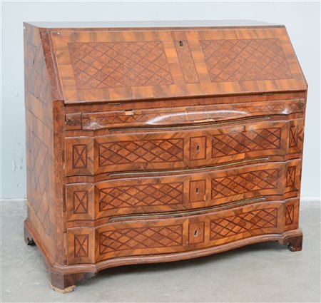 Mobile a ribalta in noce, filettata a motivo geometrico e lastronata in...