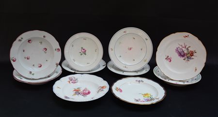 Manifatture dei sec. XIX e XVIII. Lotto composto da tre piatti di Vienna...