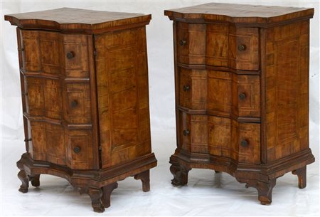 Coppia composta da antico comodino e credenzino lastronati in noce e radica...