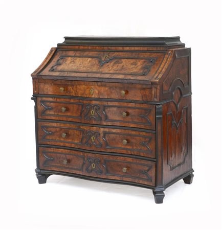 Ribalta lastronata in noce e radica di noce e decorata da sagomette...