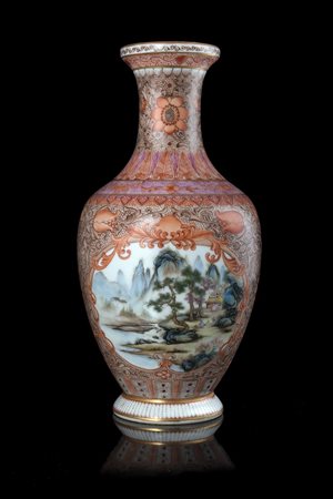 Vaso in porcellana policroma e rosso ferro con scene di paesaggio, marchio...