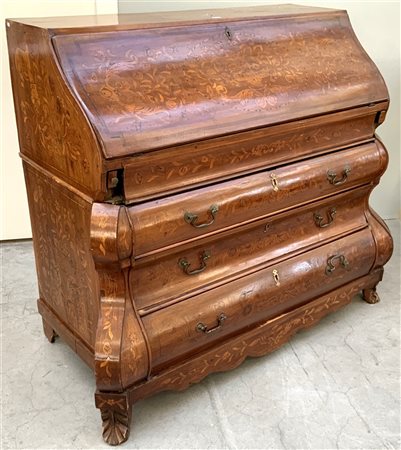 Ribalta interamente filettata e intarsiata a vasi fioriti, motivi vegetali e...