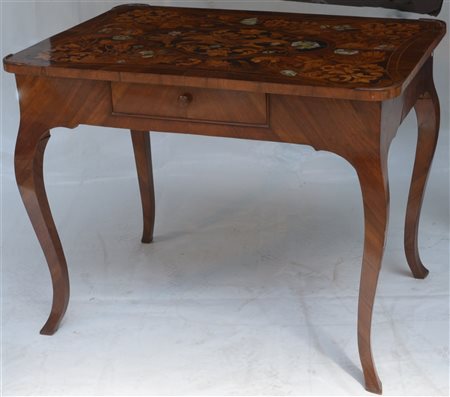 Tavolo da centro lastronato in noce e noce d'India, piano filettato in legno...