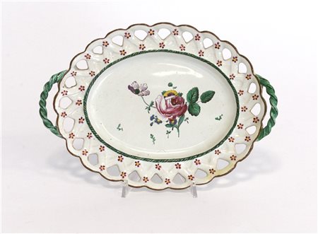 Manifattura di Faenza, piccolo vassoio biansato in maiolica con tesa treaforata