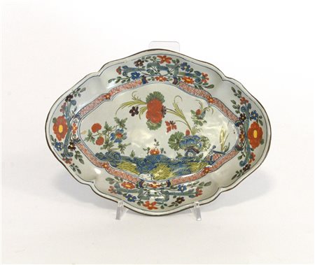 Manifattura di Faenza secolo XVIII, vassoietto ovale polilobato in maiolica dec