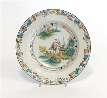 Piatto in ceramica con decori policromi a volute e paesaggio orientale, secolo