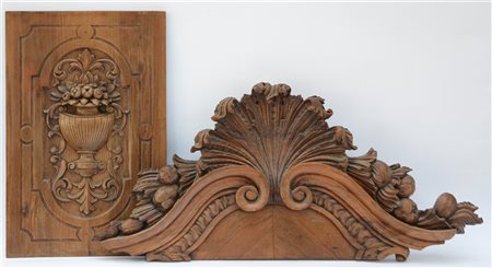 Lotto composto da un fregio in legno scolpito e un bassorilievo in legno centra