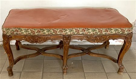 Sgabello in noce con fasce e gambe intagliate a motivi vegetali riunite da trav