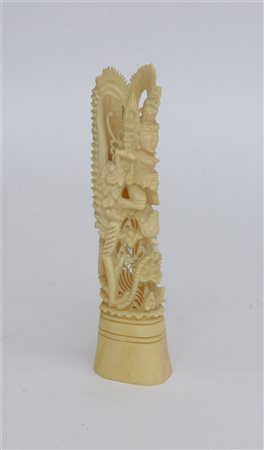 Scultura in osso raffigurante divinità alata tra motivi floreali
Manifattura or