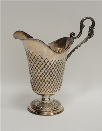 Versatoio in argento con ansa a doppia voluta. Titolo 800. Marchio "271 AL" (g