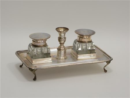 Calamaio in argento liscio con contenitori in vetro. Titolo 800 (g 340 ca.) (di