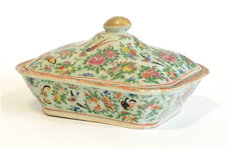 Scatola con coperchio in porcellana Famiglia Rosa cantonese su fondo celadon de