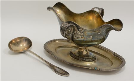 Salsiera in argento con anse a volute fogliate e bordure decorate a palmette. U