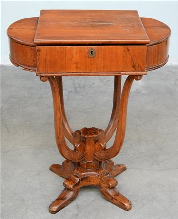 Tavolino da lavoro con piano a tre scomparti apribili, specchio e vani portaogg