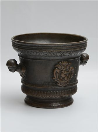 Mortaio in bronzo con anse a forma di teste maschili e fascia centrata da stemm
