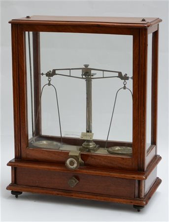 Bilancino da farmacia contenuto in teca con cassetto nella fascia (cm 34x41x18)