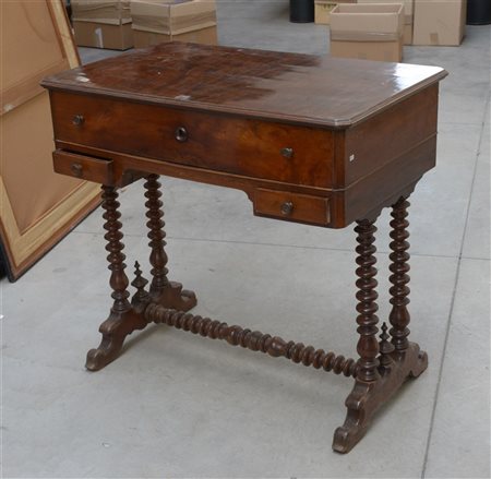 Piccolo scrittoio con tre cassetti, gambe tornite riunite da traversa, secolo X