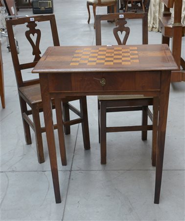 Lotto composto da un tavolino con cassetto nella fascia e piano centrato da sca