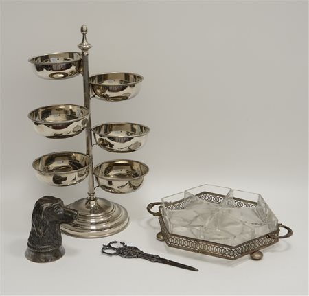 Lotto composto da un'antipastiera con sei ciotole mobili, un'antipastiera bians