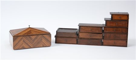 Lotto di due portagioie in legno di cui uno componibile con numerosi cassettini