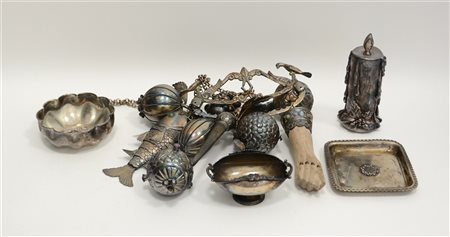 Lotto composto da un portafortuna di manifattura sud-americana e quattro oggett