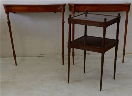 Lotto composto da due piccole consolles e un' etagere con montanti torniti (dif