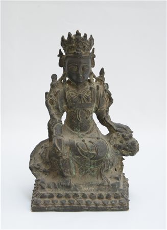 Scultura in bronzo raffigurante Bodhisattva su leone (h. cm 32) (difetti)
Cina,