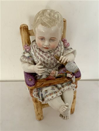 Manifattura secolo XX "Bimbo nel seggiolone" scultura in ceramica decorata in p