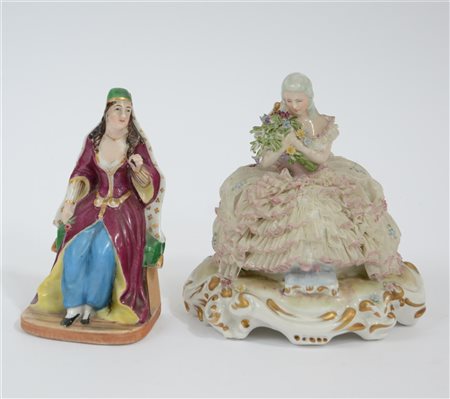 Lotto di due statuine in porcellana raffiugranti dame (h max cm 17) (difetti e