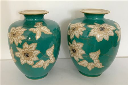 Manifattura di Pirken Hammer. Coppia di vasi in ceramica a fondo verde decorati