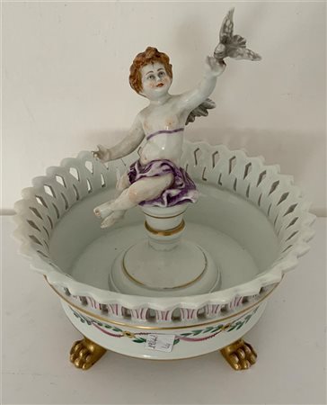 Manifattura del secolo XIX. Centrotavola in porcellana con bordo traforato sorm