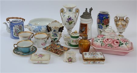 Cartone contenente numerosi oggetti in ceramica di fatture e per usi differenti