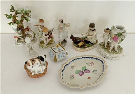 Gruppo di nove oggetti di manifatture ed epoche diverse in ceramica e porcellan