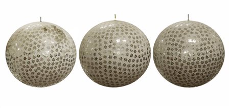 Tre grandi sfere da sospensione in fibra di vetro decorate su tutta la superfic