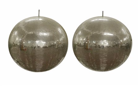 Due grandi sfere da sospensione in fibra di vetro decorate su tutta la superfic