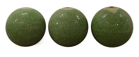 Tre grandi sfere da sospensione in fibra di vetro decorate su tutta la superfic