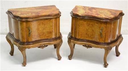 Lotto composto da due comodini con fronte mossa ad un'anta, piano in alabastro
